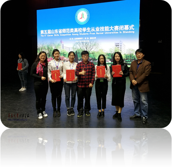 获奖同学与指导老师合影.jpg